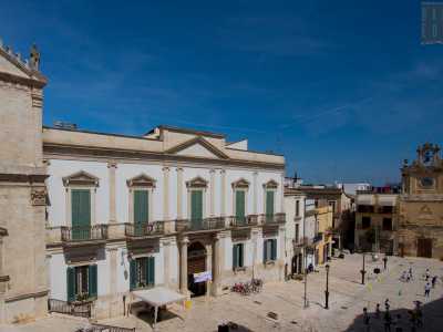 Siamo ora fuori dalla cattedrale, per soffermarci sul bianco edificio in stile neoclassico costruito a ridosso della chiesa. � il Palazzo Vescovile, del 1858, opera dell�architetto bitontino Luigi Castellucci